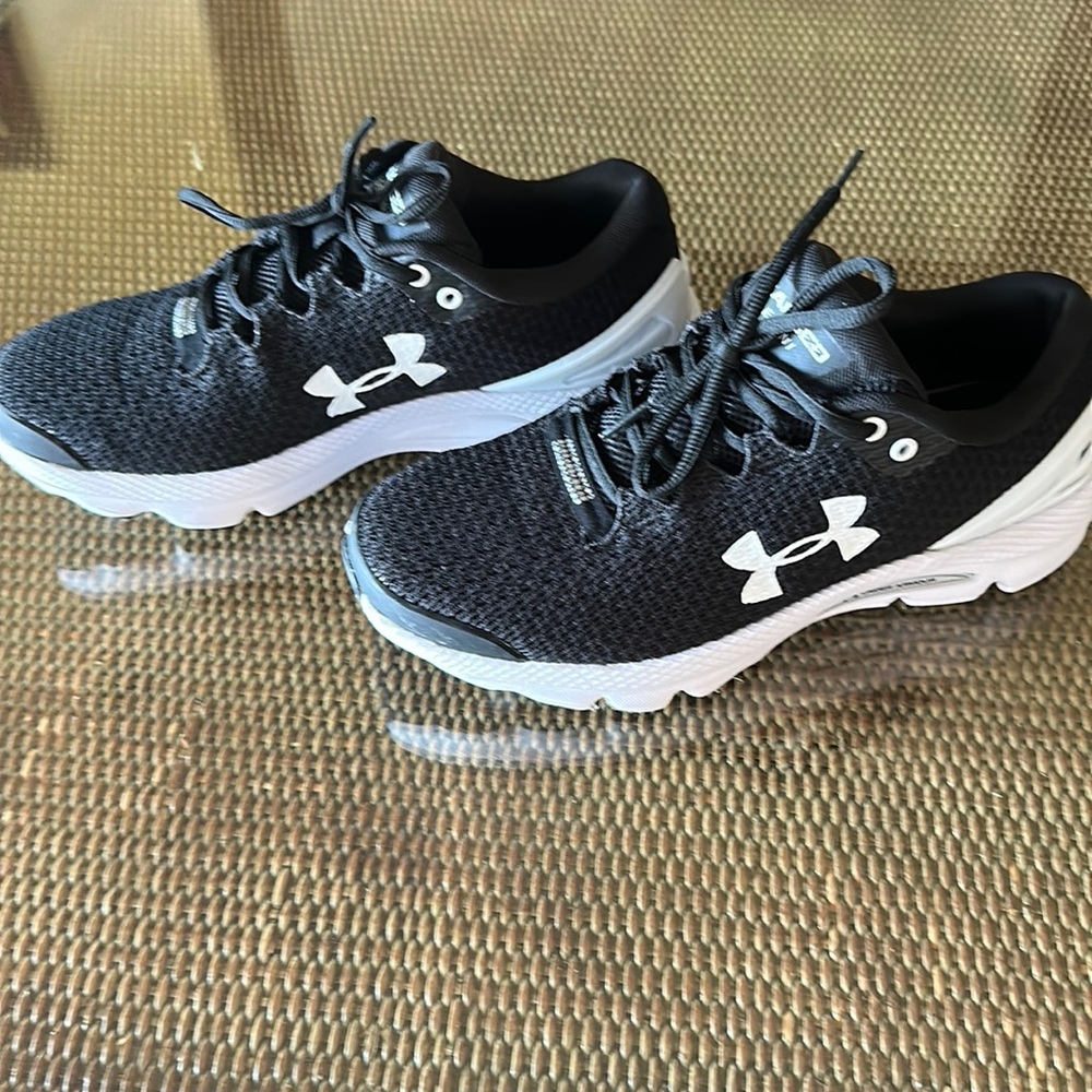 Women’s Under Armour tennis shoes